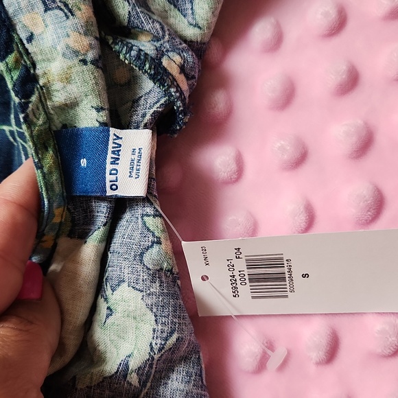 Old Navy floral print tank top - Picture 3 of 3